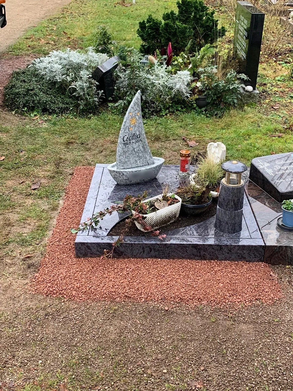 Grab mit schiffförmigem Grabstein