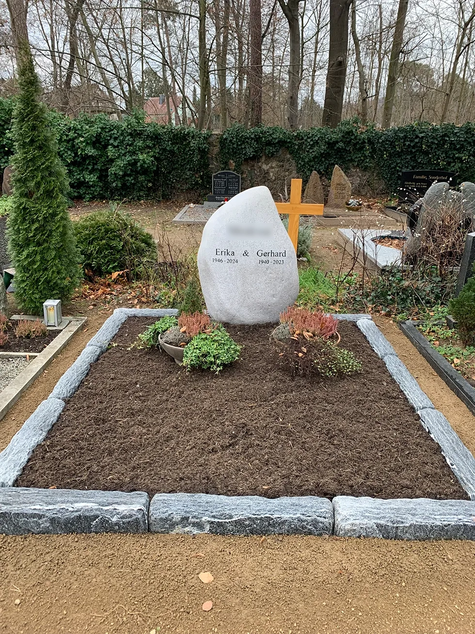 Doppelgrab mit grauem, asymetrischen Grabstein